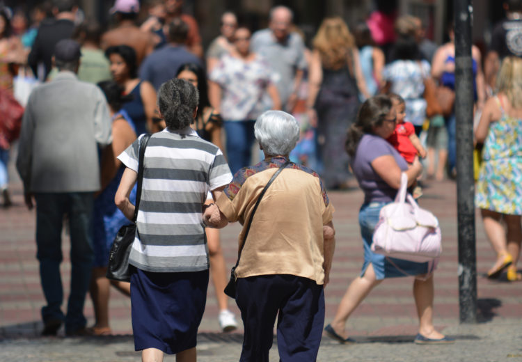 Sem obrigação de votar, idosos podem decidir eleições